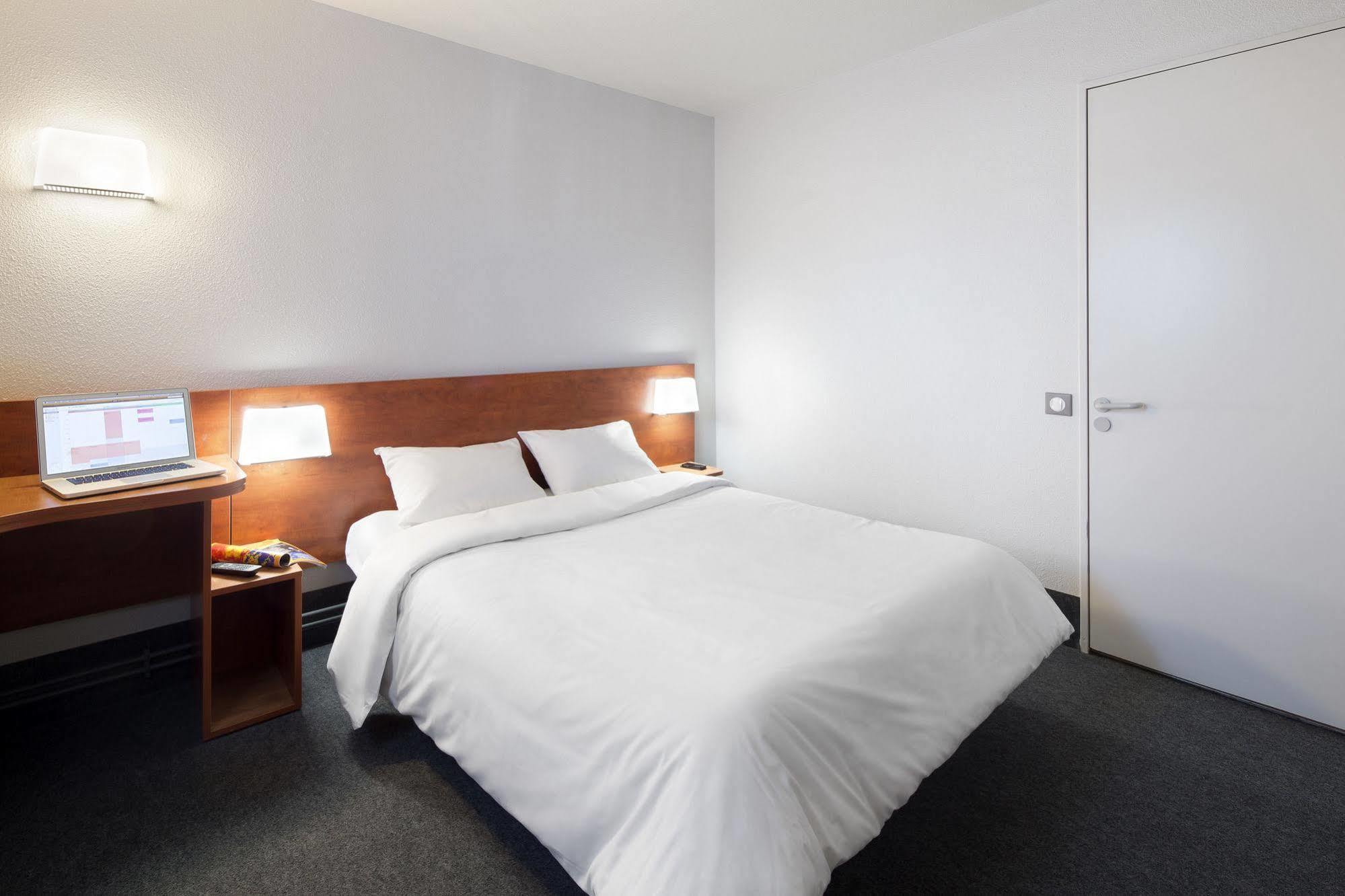 B&B Hotel Clermont-Ferrand Le Brezet Aeroport Exteriör bild