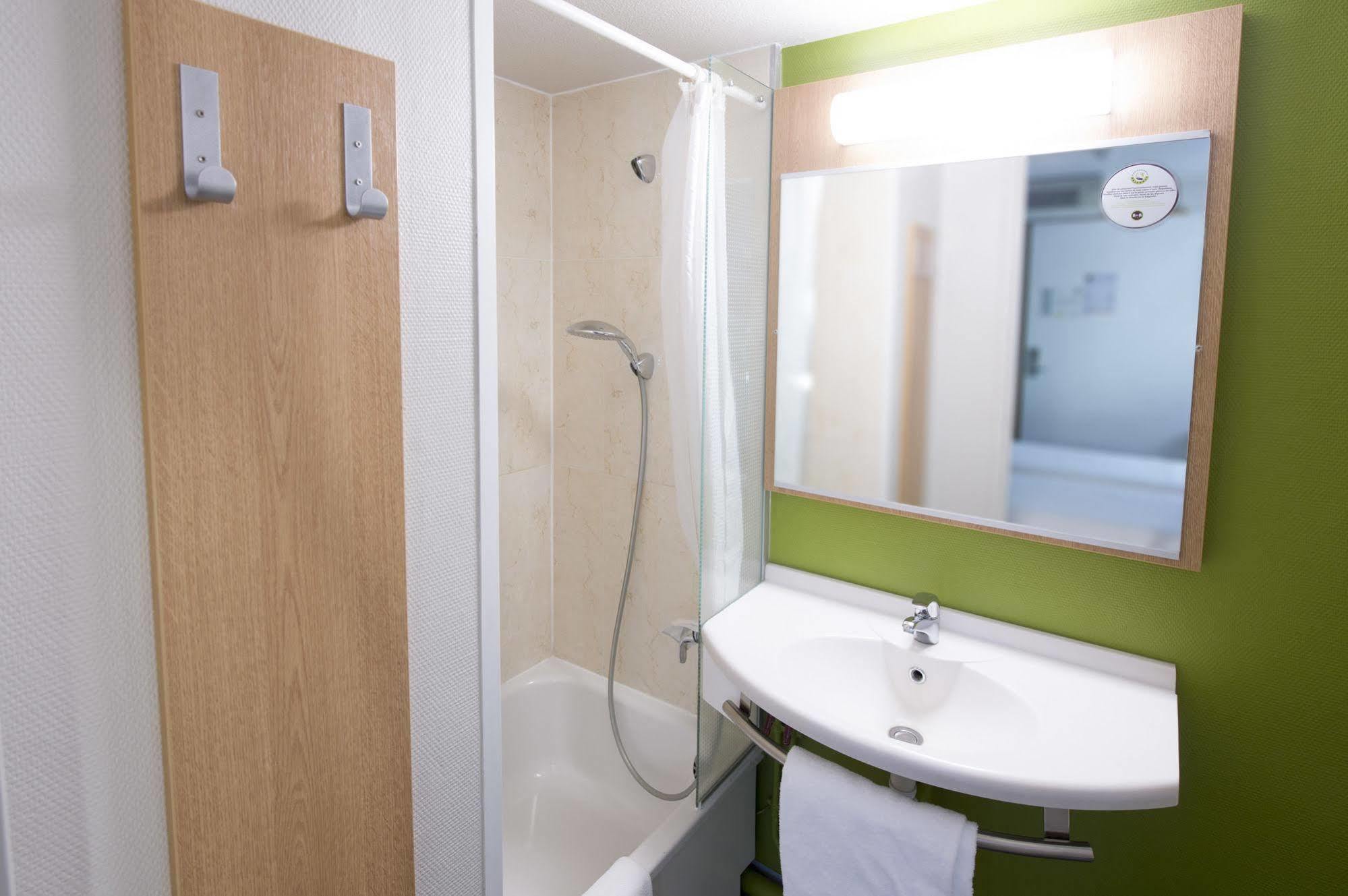 B&B Hotel Clermont-Ferrand Le Brezet Aeroport Exteriör bild