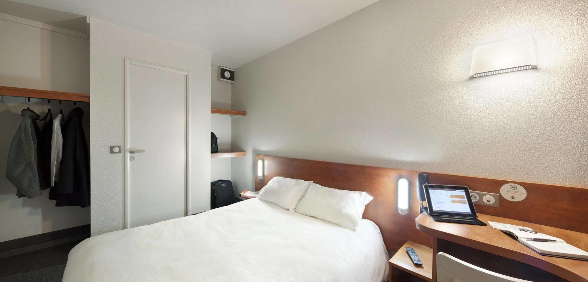 B&B Hotel Clermont-Ferrand Le Brezet Aeroport Exteriör bild